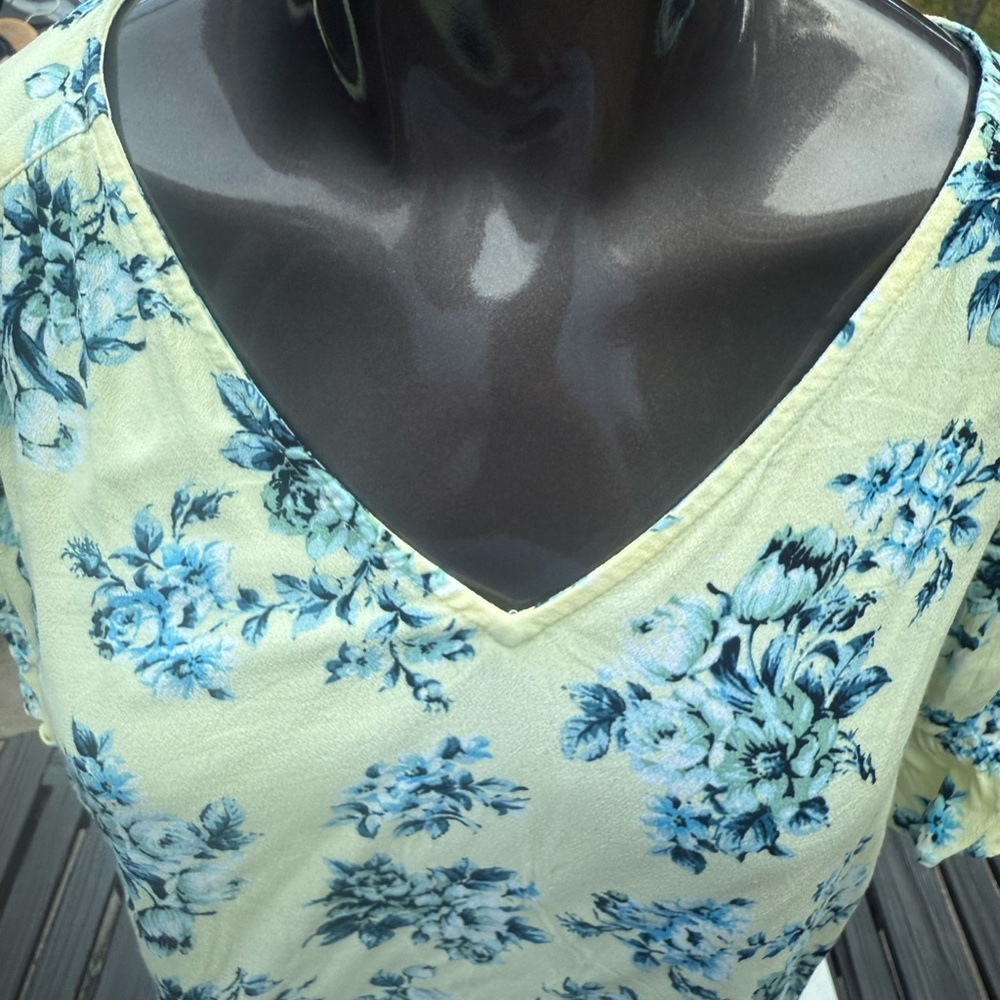 LOFT Floral V-Neck Women Top
Deb04 - Picture 2 of 8